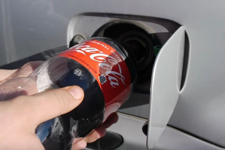 Τι θα γίνει αν βάλεις coca – cola στο ντεπόζιτο του αμαξιού σου; (video)