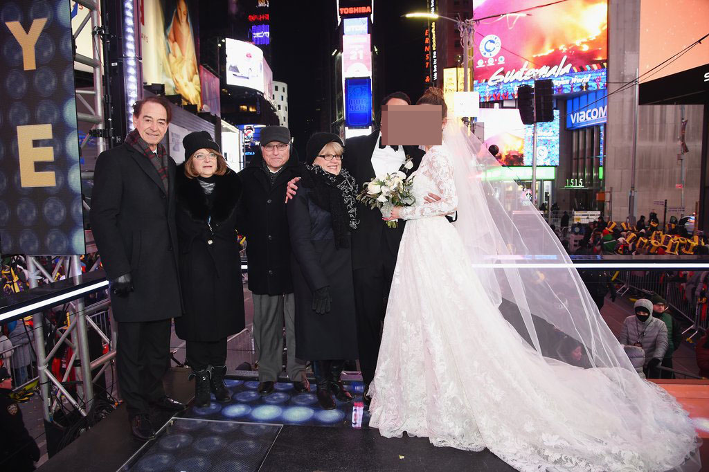 Παντρεύτηκε live στην Times Square της Νέας Υόρκης, Ελληνίδα παρουσιάστρια (βίντεο)
