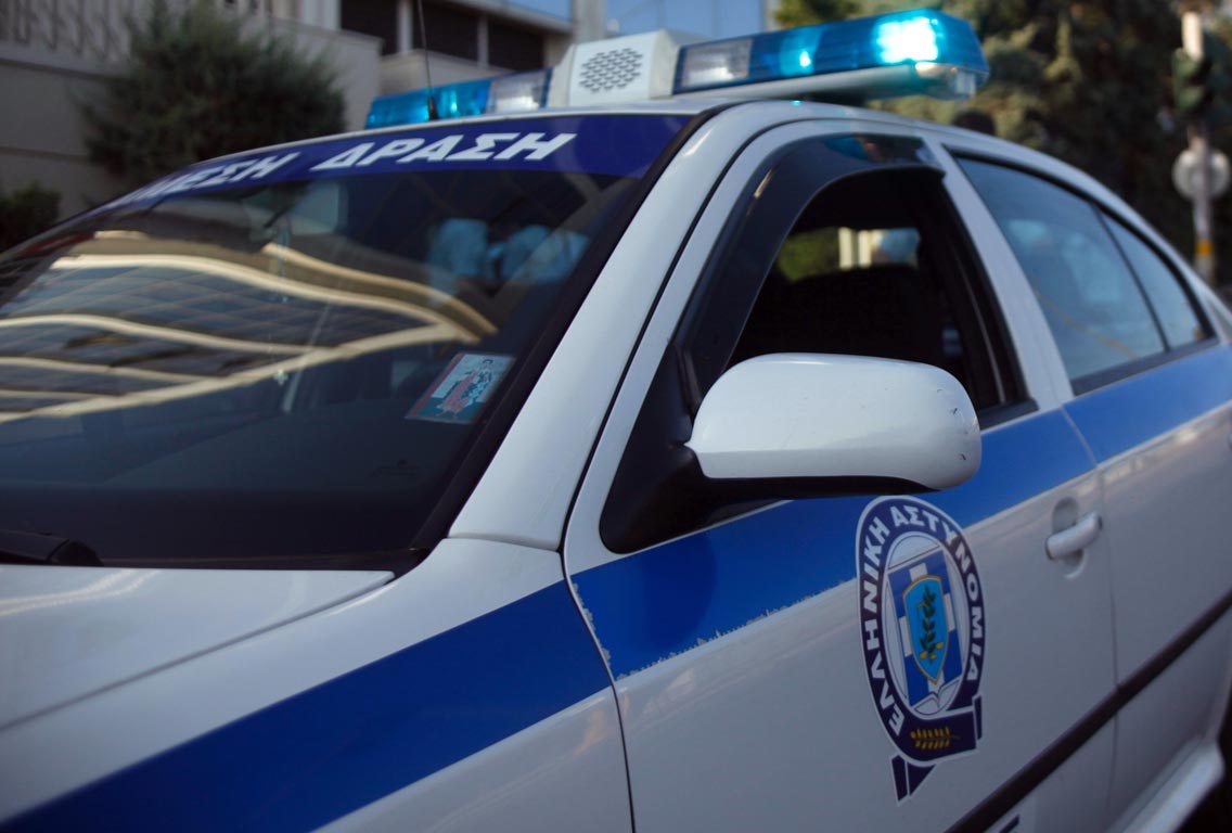 Τα «χώνει» άγρια σε αστυνομικό γνωστή Ελληνίδα ηθοποιός