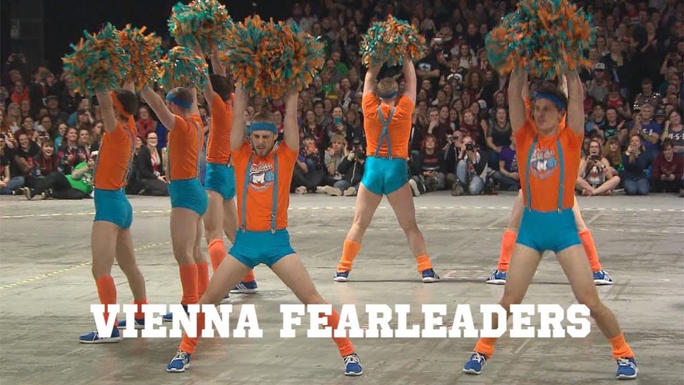 Tο cheerleading δεν είναι μόνο γυναικεία υπόθεση-Θα λιώσετε από τα γέλια (βίντεο)