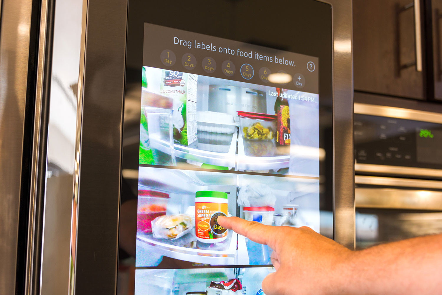 Το νέο ψυγείο της Samsung σου λέει τι να μαγειρέψεις