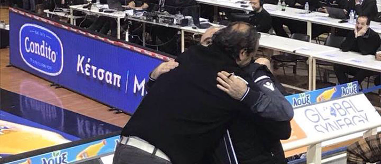 Μόνο στο G-Point.gr: Mε ποιον αγκαλιάζεται θερμά ο Ιβάν Σαββίδης (εικόνες)