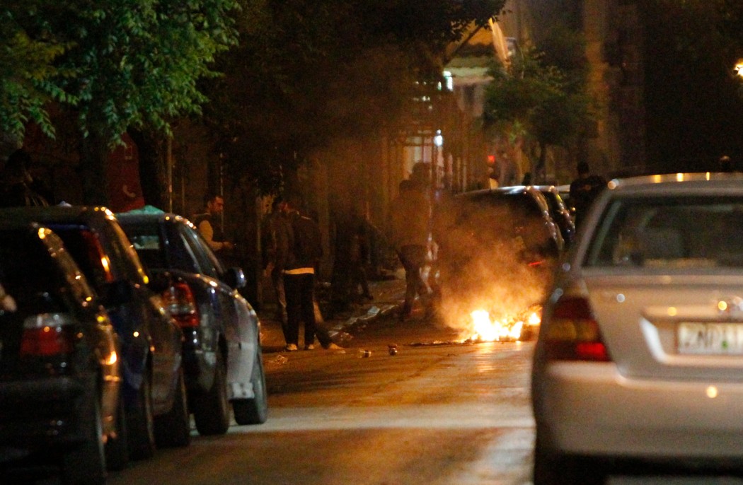 Εικόνες “εμπόλεμης” φρίκης από τα χθεσινοβραδινά επεισόδια στην Αθήνα