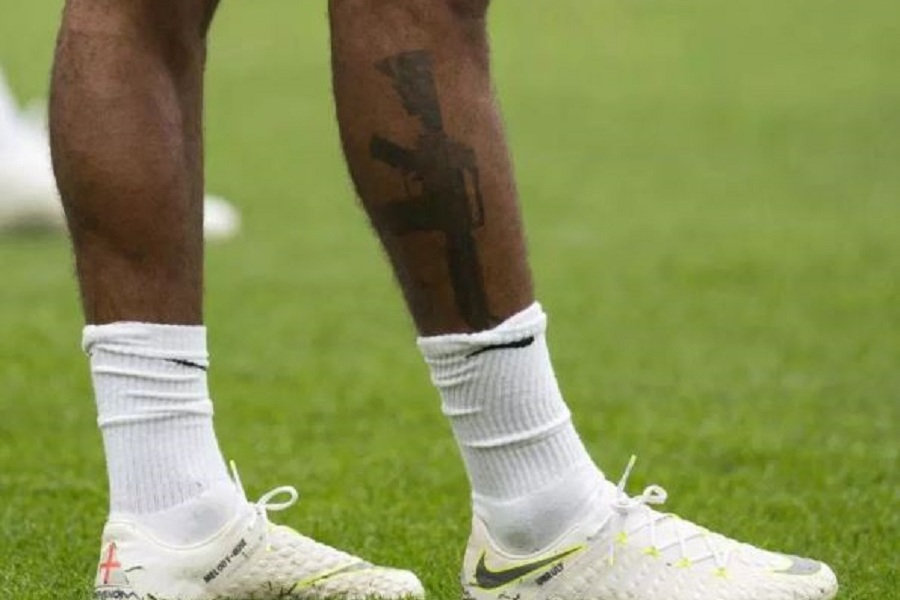 Το όπλο-τατουάζ στο πόδι του προκάλεσε αντιδράσεις (εικόνες)