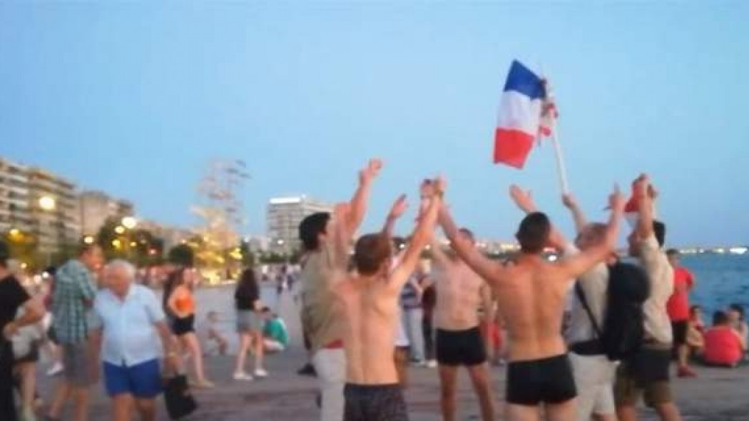 Γάλλοι τουρίστες βούτηξαν στον Θερμαϊκό για να πανηγυρίσουν τη νίκη στο Μουντιάλ (βίντεο)