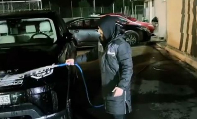 Έπλυνε τα αυτοκίνητα των παικτών του ΠΑΟΚ ο Γ. Σαββίδης! (vid)