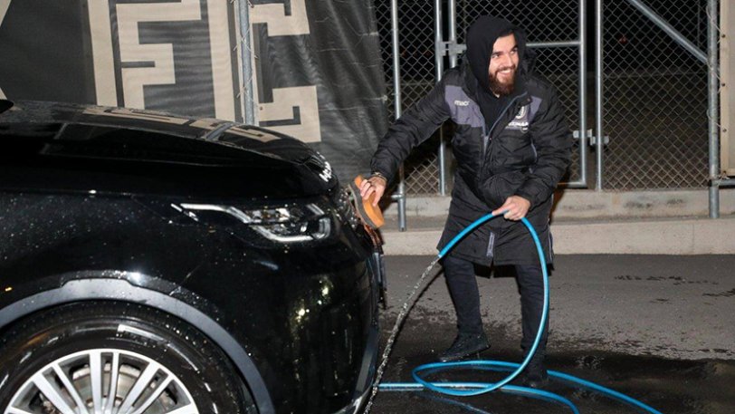 Oι αντιδράσεις των ποδοσφαιριστών του ΠΑΟΚ την ώρα που ο Γιώργος Σαββίδης πλένει τα αυτοκίνητά τους