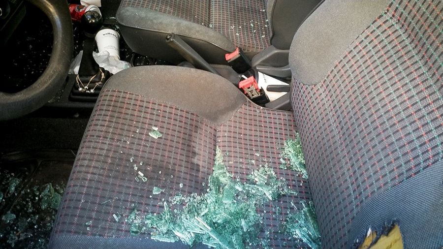 Σπασμένα γυαλιά και ίχνη αίματος φαίνονται στο αυτοκίνητο του Θανάση Τζήλου!