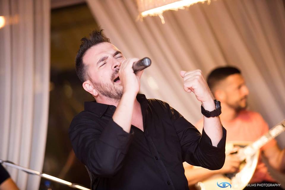 Νίκος Γιάννου: Έχει κάνει θεσμό τα live στο «Μαστίχα» στη Ρόδο