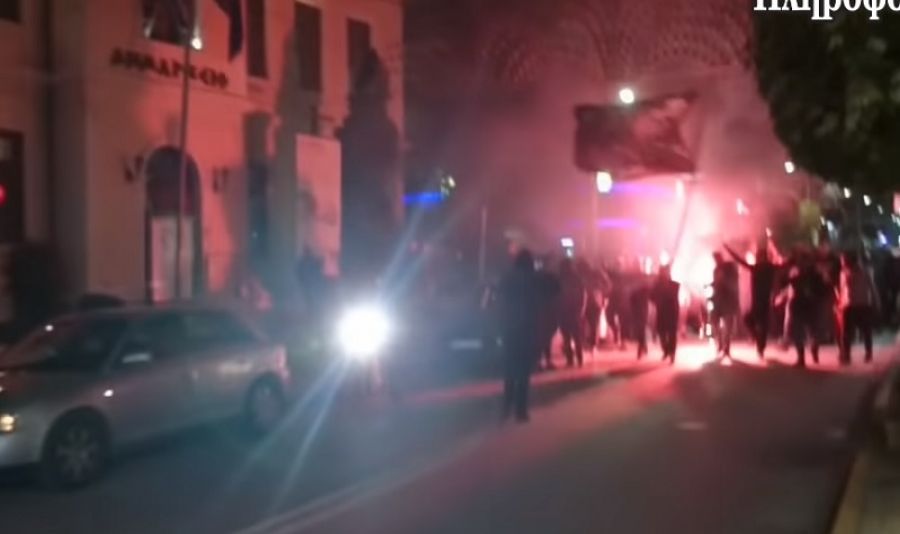 Οπαδοί του ΠΑΟΚ ξεσήκωσαν το κέντρο της Βέροιας (VIDEO)