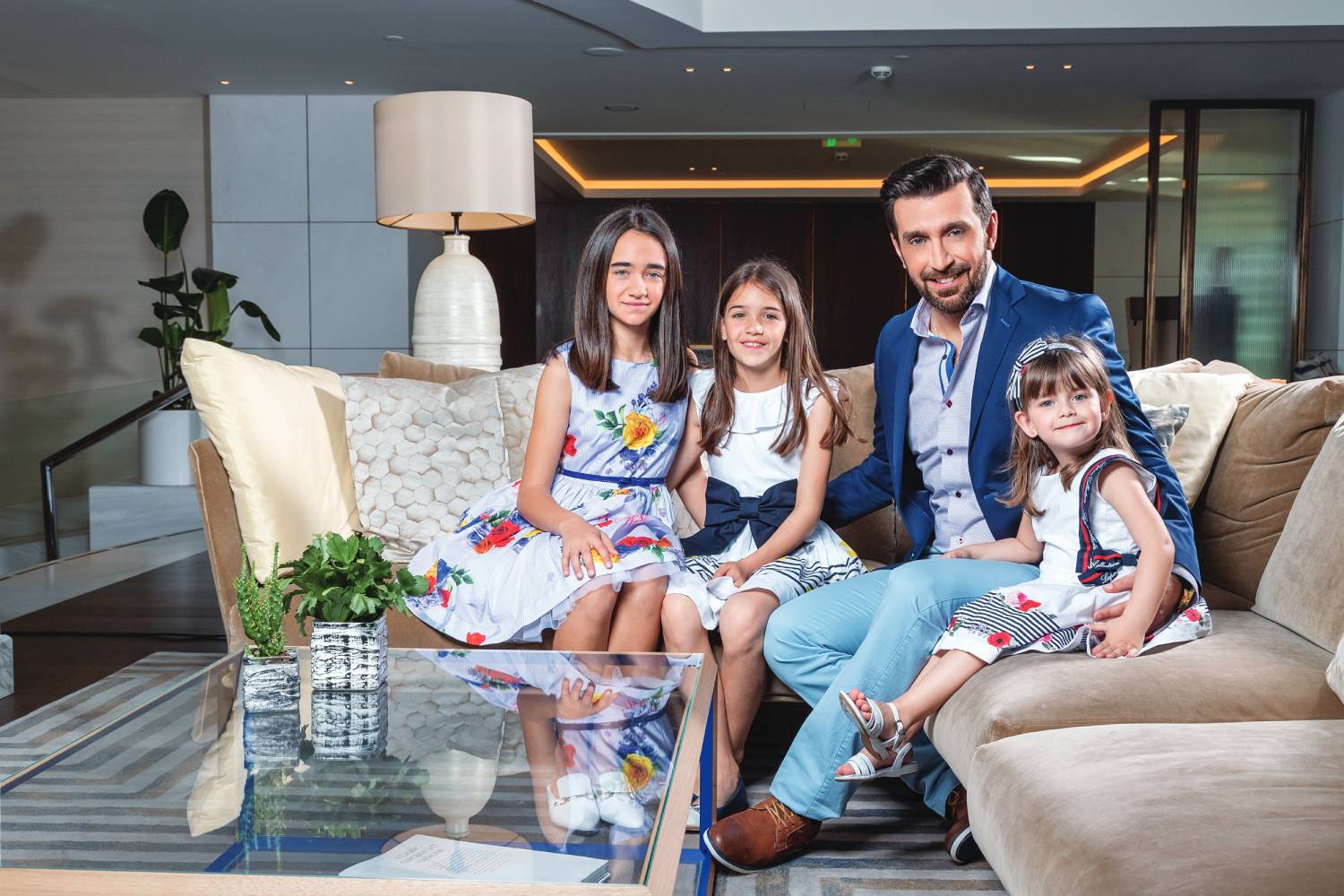 Θάνος Πετρέλης: Το δυναμικό comeback, οι sold out εμφανίσεις στη Γλυφάδα και η παραμυθένια φωτογράφιση με τις κόρες του (εικόνες)