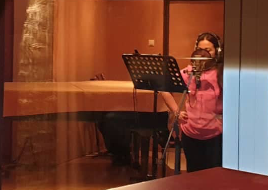 Τζένη Κατσίγιαννη: Στο στούντιο για την ηχογράφηση του νέου της τραγουδιού δια χειρός Μπατή