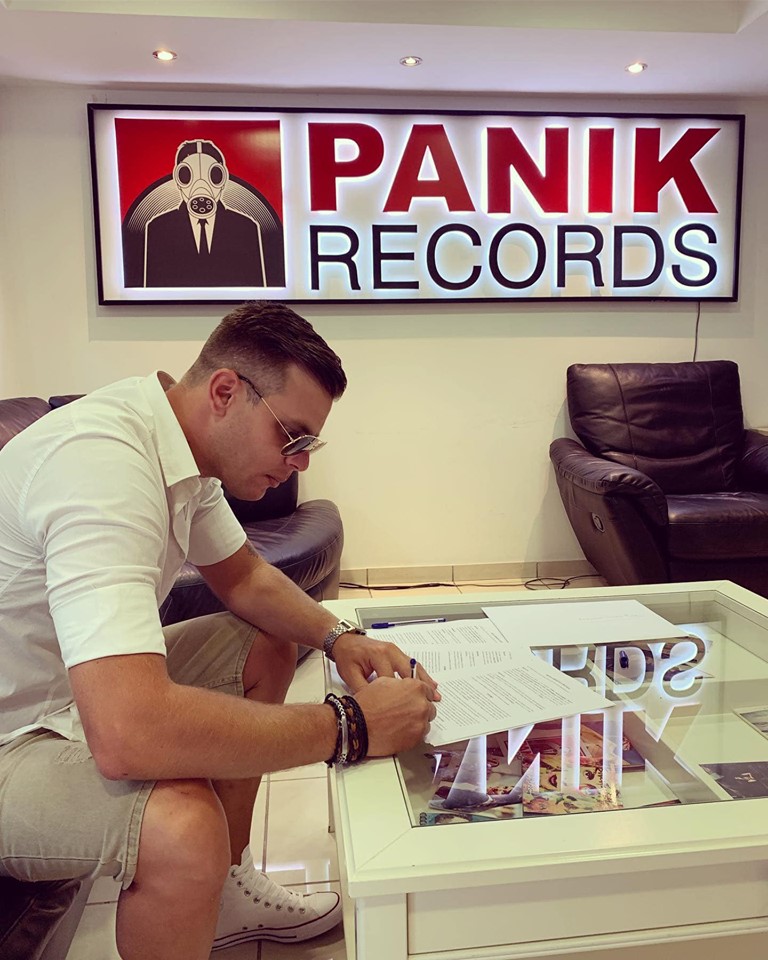Ανδρέας Στεργιόπουλος: Από το «The Voice» και την ομάδα του Σάκη Ρουβά, υπέγραψε “χρυσό” συμβόλαιο στην Panic Records