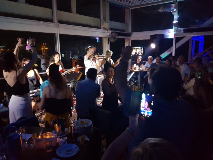Θάνος Καλλίρης: Χαμός στο summer live tour του με τη γυναικεία μπάντα του (εικόνες)