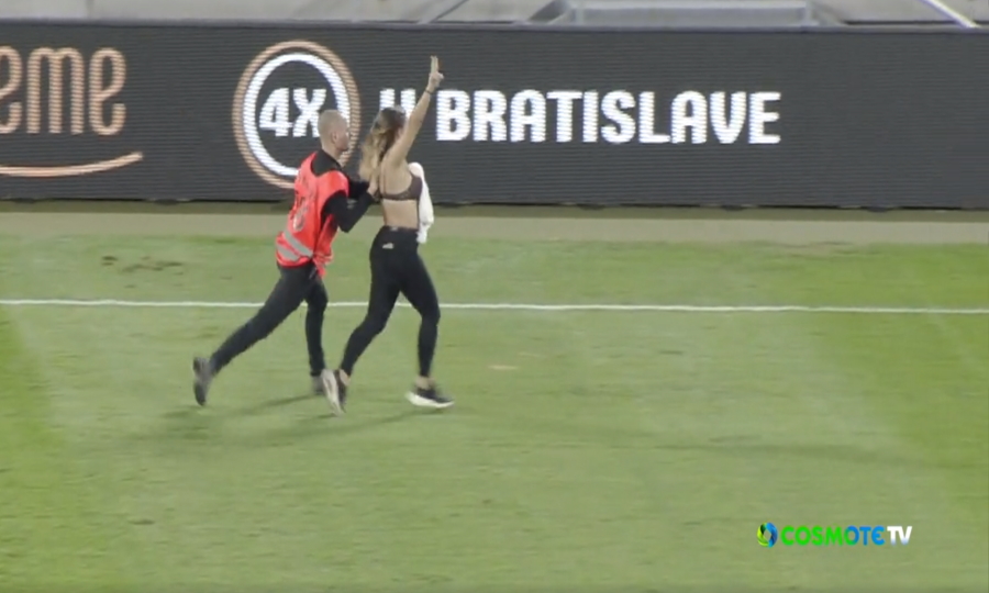 Μια ημίγυμνη γυναίκα εισέβαλε στο γήπεδο…στον αγώνα Σλόβαν Μπρατισλάβας-ΠΑΟΚ!(VIDEO)