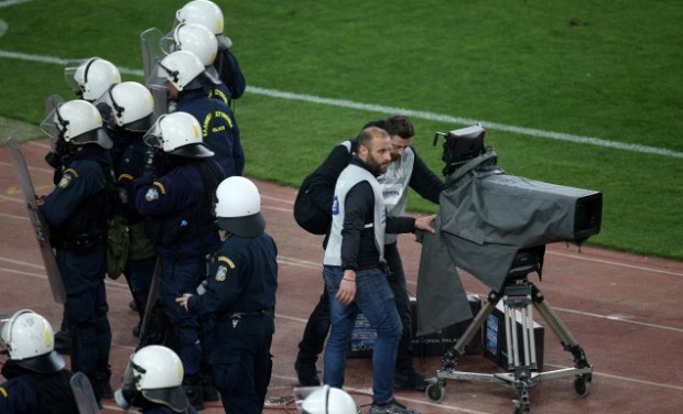 Απομακρύνει την αστυνομία από τα γήπεδα ο Χρυσοχοϊδης