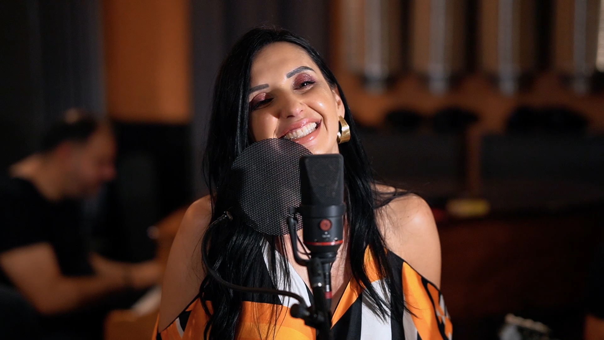 Εvgenia: Εντυπωσιάζει με το νέο medley-live in studio, που περιλαμβάνει  «Τα αγαπημένα»  της (βίντεο)