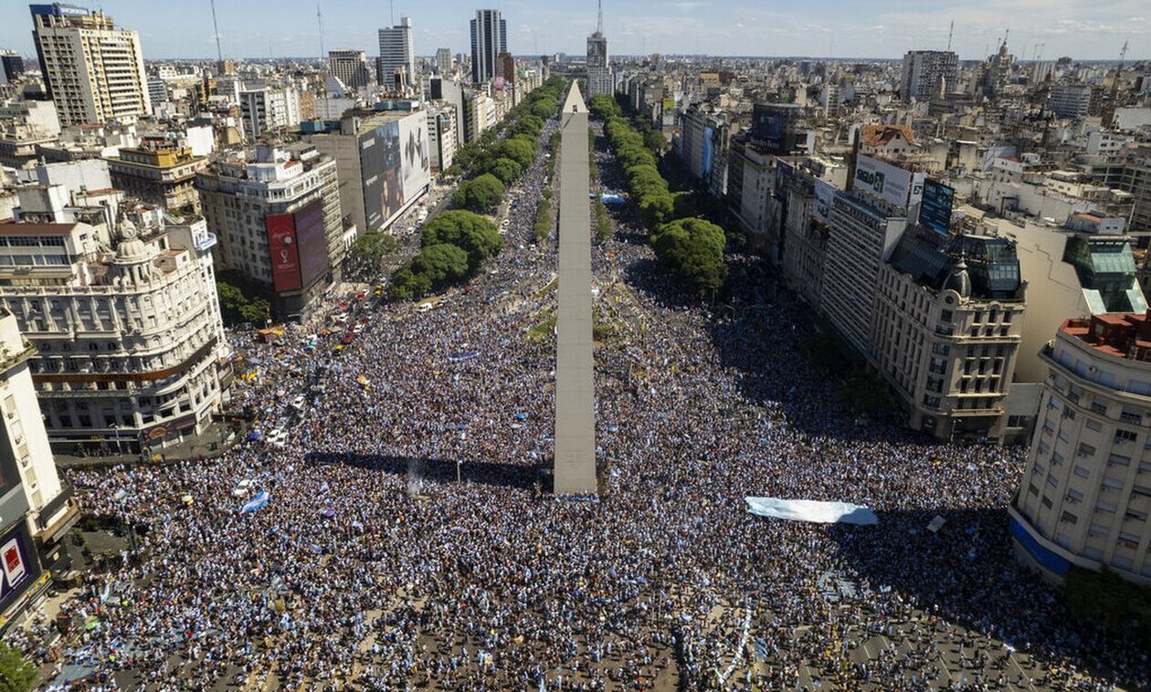 Τελικός Μουντιάλ 2022: Δείτε LIVE τους ξέφρενους πανηγυρισμούς των Αργεντινών στο Μπουένος Άιρες