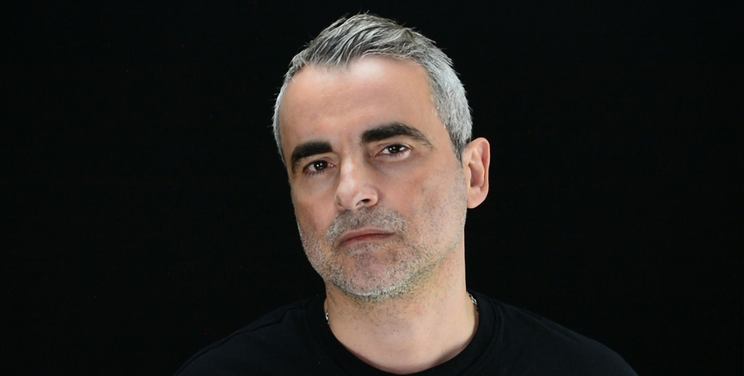 «Εις Μνείαν Αυγούστου»: Ο Σταύρος Λαμπρόπουλος ερμηνεύει το νέο τραγούδι του Κύρου Λόντου!
