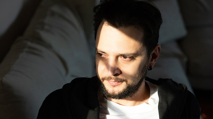 Σώζος Λυμπερόπουλος – Σαν σκιά: Το νέο τραγούδι και Music Video του πολλά υποσχόμενου τραγουδοποιού