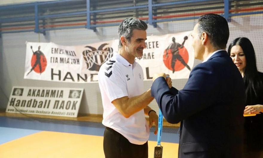 Τις παίκτριες του ΠΑΟΚ αποθέωσε ο Δημήτρης Πελεκίδης μετά την κατάκτηση του πέμπτου συνεχόμενου πρωταθλήματος της Α1 χάντμπολ γυναικών