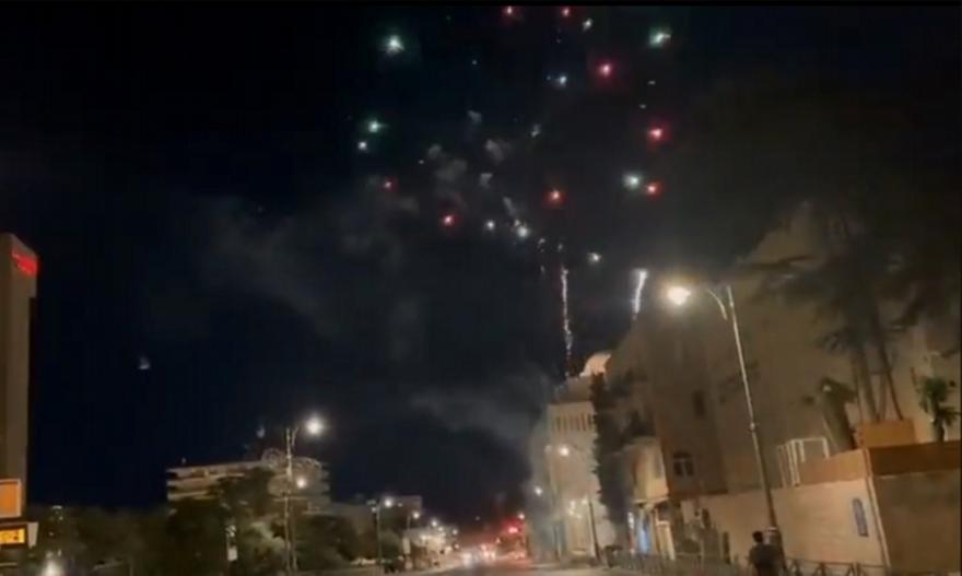 To βίντεο με τα βεγγαλικά που πετούν οι οπαδοί της Μπεϊτάρ έξω από το ξενοδοχείο του ΠΑΟΚ