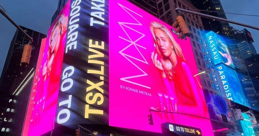 Konnie Metaxa: Τεράστια διάκριση για το lip gloss της και την ίδια στην Times Square της Νέας Υόρκης (εικόνες+βίντεο)