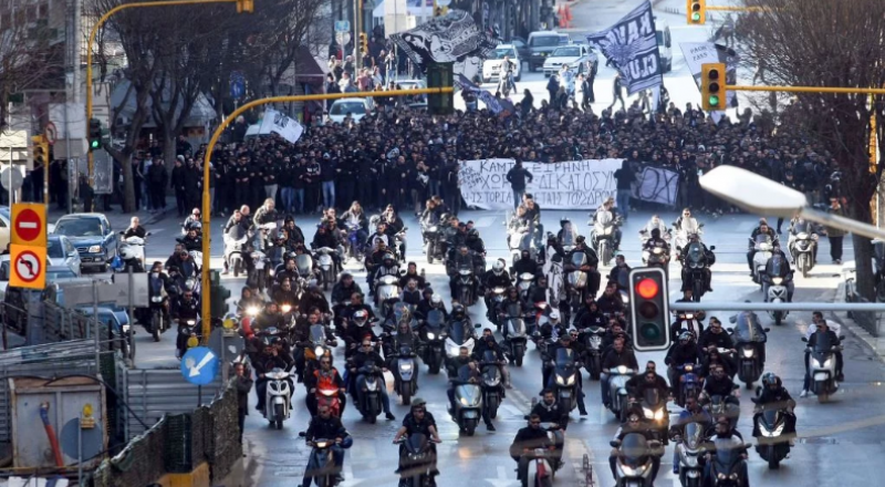 Σπάνε το μπλόκο της αστυνομίας οι οπαδοί του ΠΑΟΚ: Πορεία από Καμάρα και γιγαντοοθόνη στην Τούμπα!