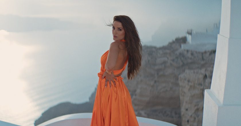 Ιουλία Καλλιμάνη: Το εντυπωσιακό βιντεοκλίπ στη Σαντορίνη για το νέο της τραγούδι, με τίτλο «Τίποτα Τυχαίο» (βίντεο)