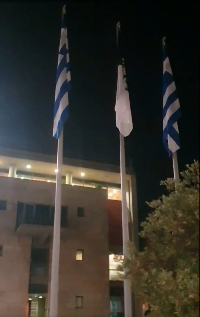 Φωταγωγήθηκε το Δημαρχείο Θεσσαλονίκης…με την σημαία του ΠΑΟΚ να κυματίζει