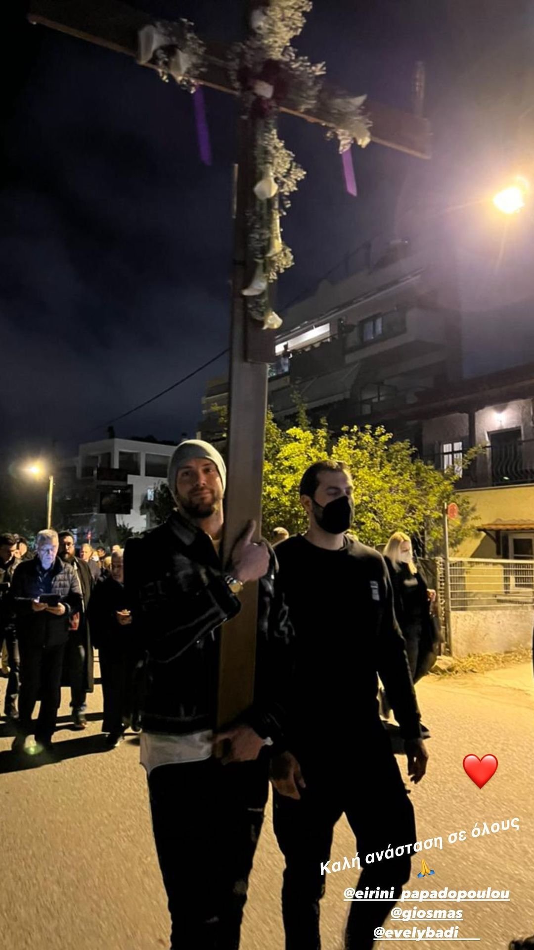 Κουβάλησε τον Σταυρό στην περιφορά του Επιταφείου… ο Πασχαλάκης!