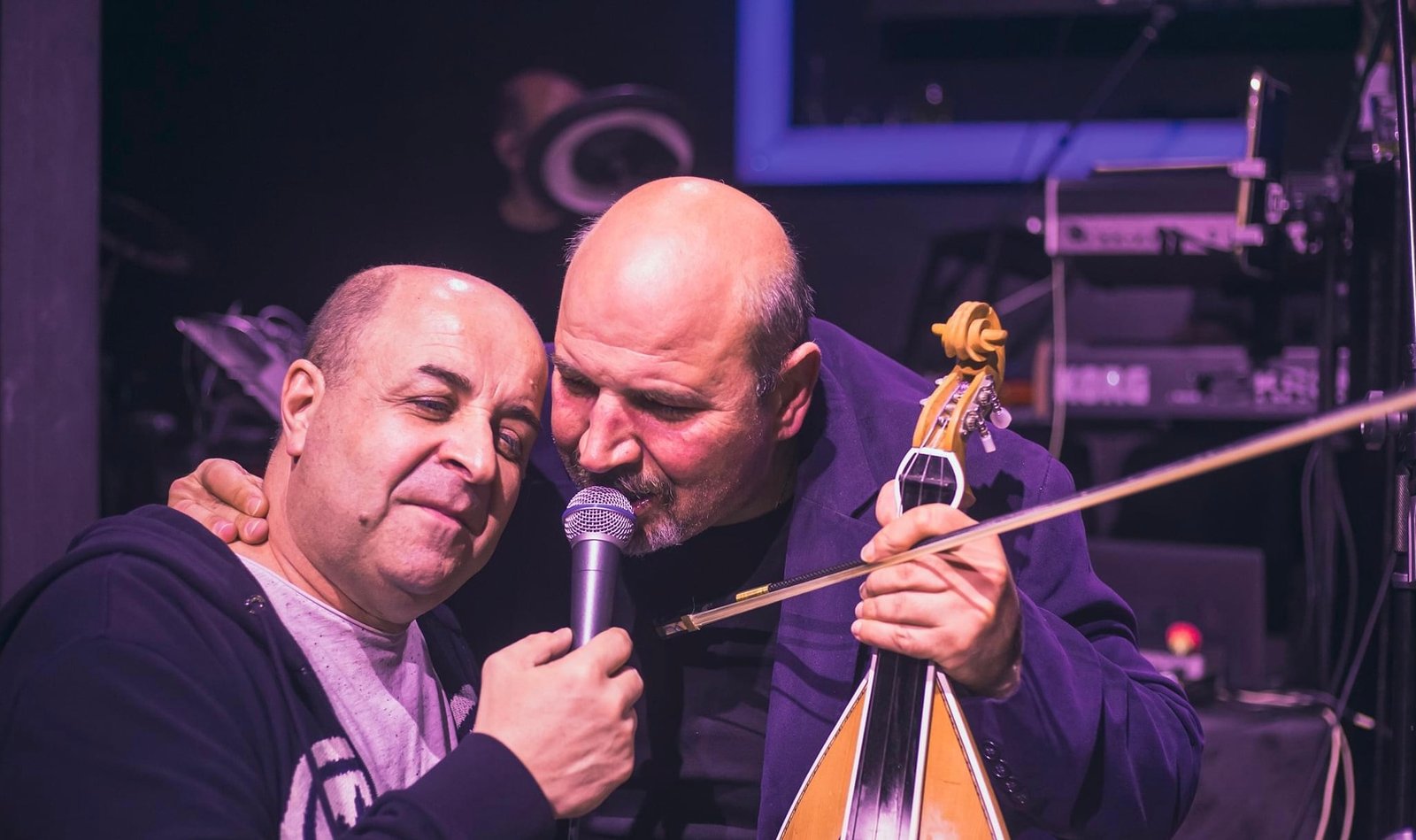 Μάρκος Σεφερλής: Σε ρόλο τραγουδιστή, όπως δεν τον έχετε ξανά ακούσει, προκάλεσε «loca» ντελίριο στον Πειραιά (βίντεο+εικόνες)