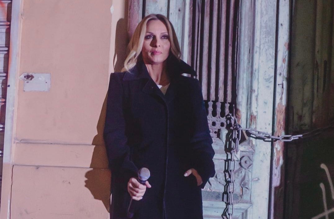 Πέγκυ Ζήνα: Η συγκινητική εμφάνισή της στην Τρούμπα ερμηνεύοντας Βίκυ Μοσχολιού, στη μέση του δρόμου, τιμώντας τον Γιώργο Μουκίδη (βίντεο)