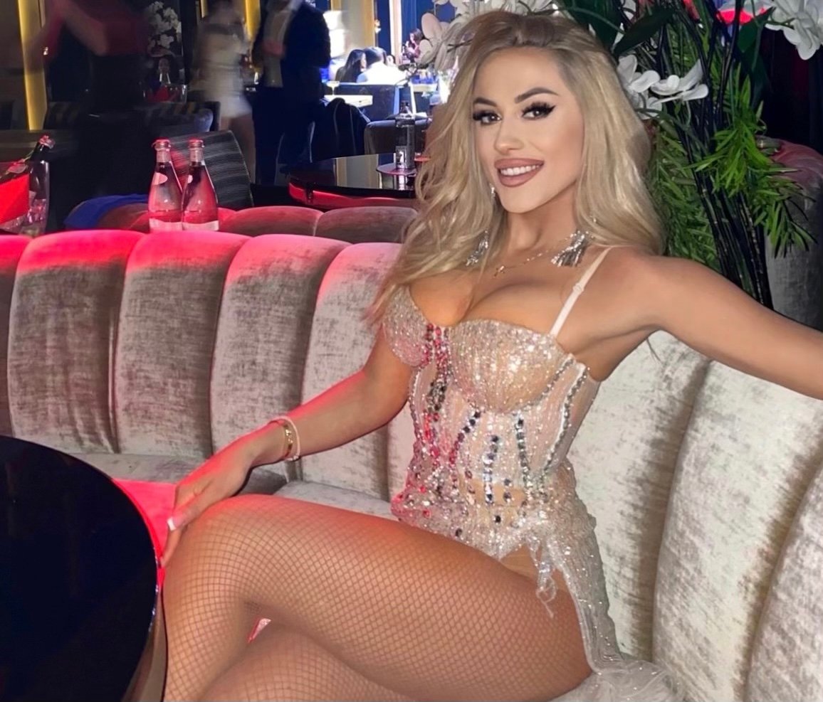 Τίνα Μελά: Αποθεώθηκε σε live εμφάνισή της στη Βουλγαρία (βίντεο)