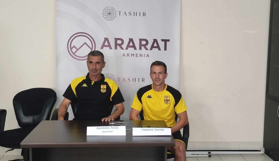 Διαπιστευμένος δημοσιογράφος από το Αραράτ… εμφανίστηκε με φανέλα του ΠΑΟΚ στη συνέντευξη Τύπου του Άρη!