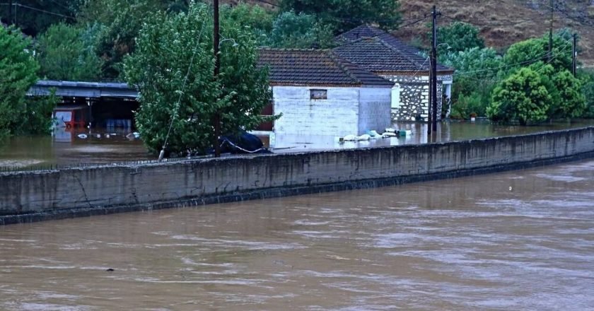 Έναν ατελείωτο εφιάλτη ζουν οι κάτοικοι στα χωριά της Καρδίτσας, όπου το νερό έχει φτάσει μέχρι τις στέγες των σπιτιών λόγω της κακοκαιρίας Daniel