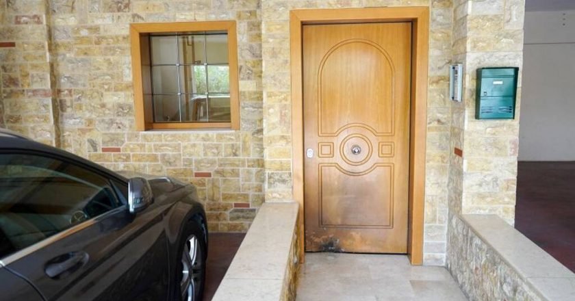Κυψέλη: Εικόνες από την επίθεση με χειροβομβίδα σε πολυκατοικία όπου μένουν οργανωμένοι οπαδοί