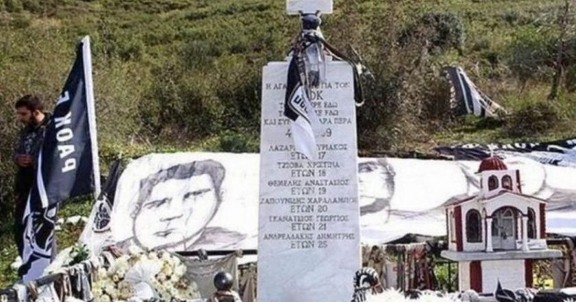 Συγκίνηση στο ετήσιο μνημόσυνο στο μνημείο των Τεμπών για τους έξι φιλάθλους του ΠΑΟΚ