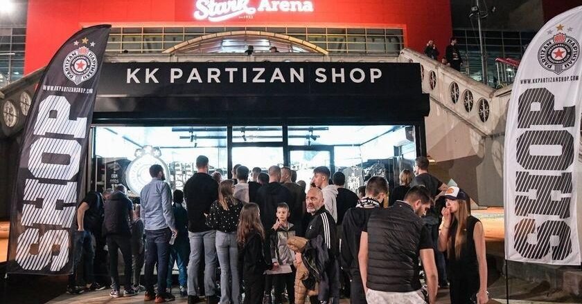 Η Παρτιζάν διαφημίζει την μπουτίκ της ομάδας μπάσκετ με μουσική υπόκρουση από σύνθημα οπαδών του ΠΑΟΚ