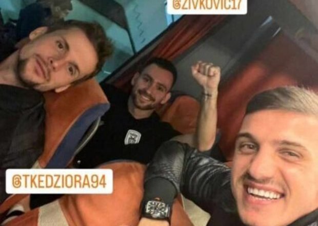 Η πανηγυρική φώτο του Ντεσπόντοφ  στο λεωφορείο του ΠΑΟΚ
