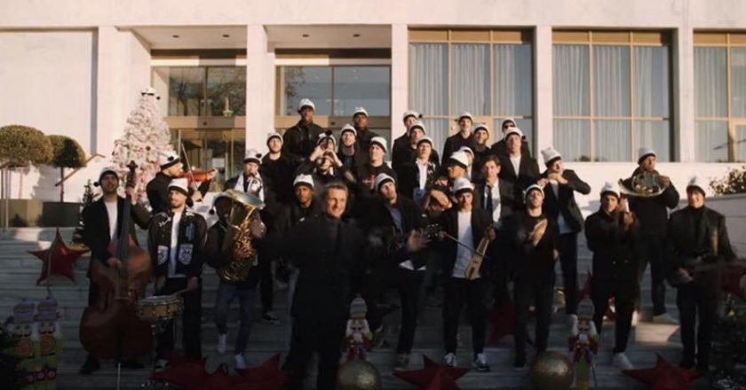 Στον αέρα η Χριστουγεννιάτικη ταινία του ΠΑΟΚ με τον Γεράσιμο Σκιαδαρέση και τον Ραζβάν Λουτσέσκου σε ρόλο μαέστρου