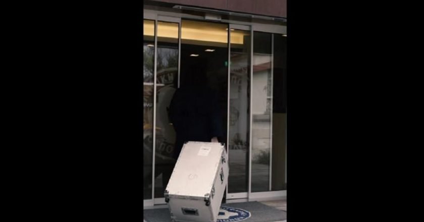 Το βίντεο από την άφιξη της κούπας του Conference League στα γραφεία της ΕΠΟ
