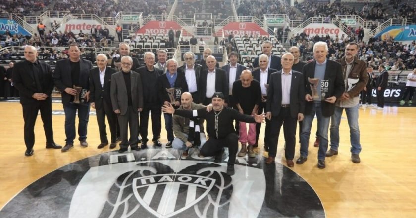 ΠΑΟΚ: Συγκίνηση στη βράβευση της ομάδας που κατέκτησε το Κόρατς το 1994