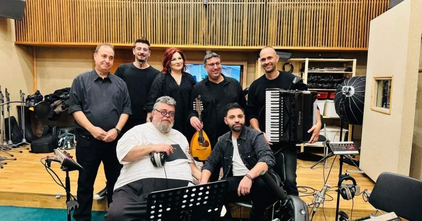 Ο Σταμάτης Κραουνάκης ερμηνεύει τραγούδι-καντάδα του Άγγελου Ανδρεάτου!