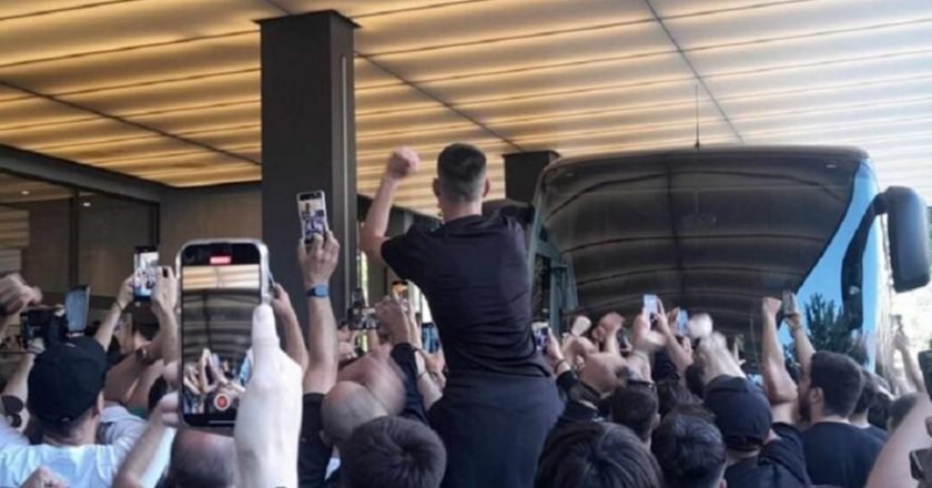Χαμός έγινε στο «Μακεδονία Παλάς» κατά την αποχώρηση της αποστολής του ΠΑΟΚ για το «Κλεάνθης Βικελίδης»