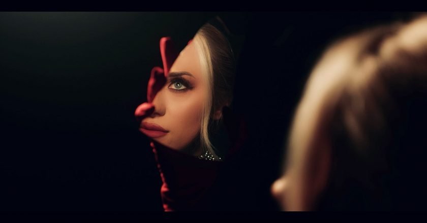 Τίνα Μελά: Εντυπωσιάζει το νέο της τραγούδι με τίτλο «Παράνομα»