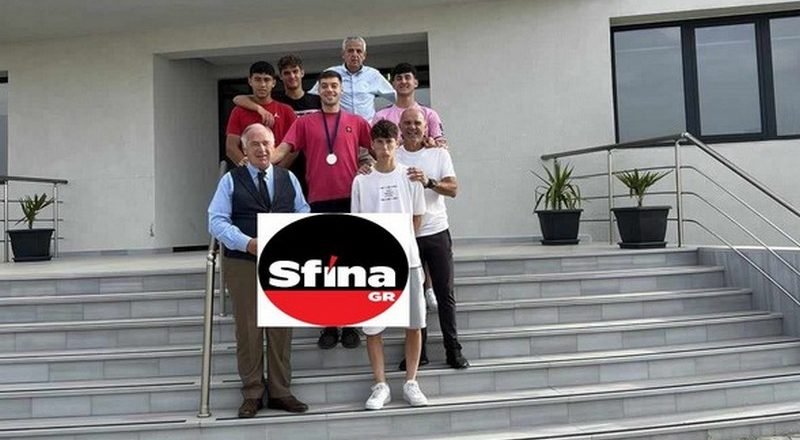 O πρωταθλητής Τζίμας με το μετάλλιο, πήγε στο σχολείο για μάθημα!