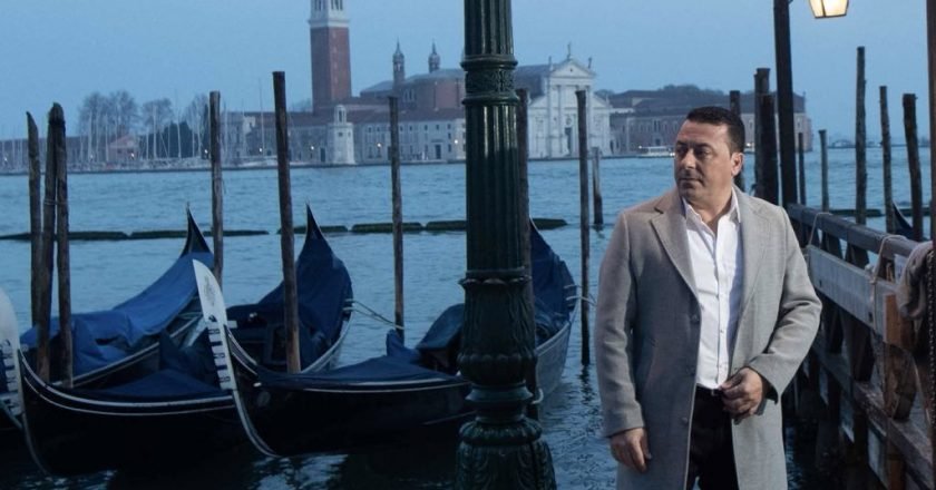 «Λείπεις»: Με άρωμα Βενετίας το νέο τραγούδι του Μαρίνου Αγαπίου