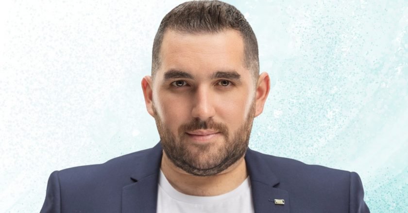 Σταμάτης Συριώδης: Ερμηνεύει το τραγούδι «Σταγόνα στον ωκεανό» των Κυριάκου Παπαδόπουλου-Ηλία Φιλίππου