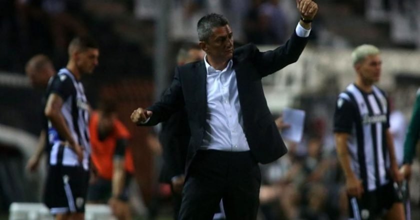 Εμφανώς χαρούμενος και ικανοποιημένος ο Ραζβάν Λουτσέσκου από το 4-0 του ΠΑΟΚ